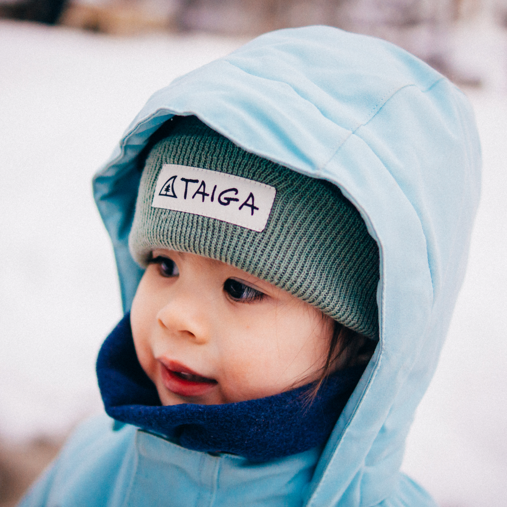 Girl wearing a TAIGA BOARD KIDS BEANIE - Mint