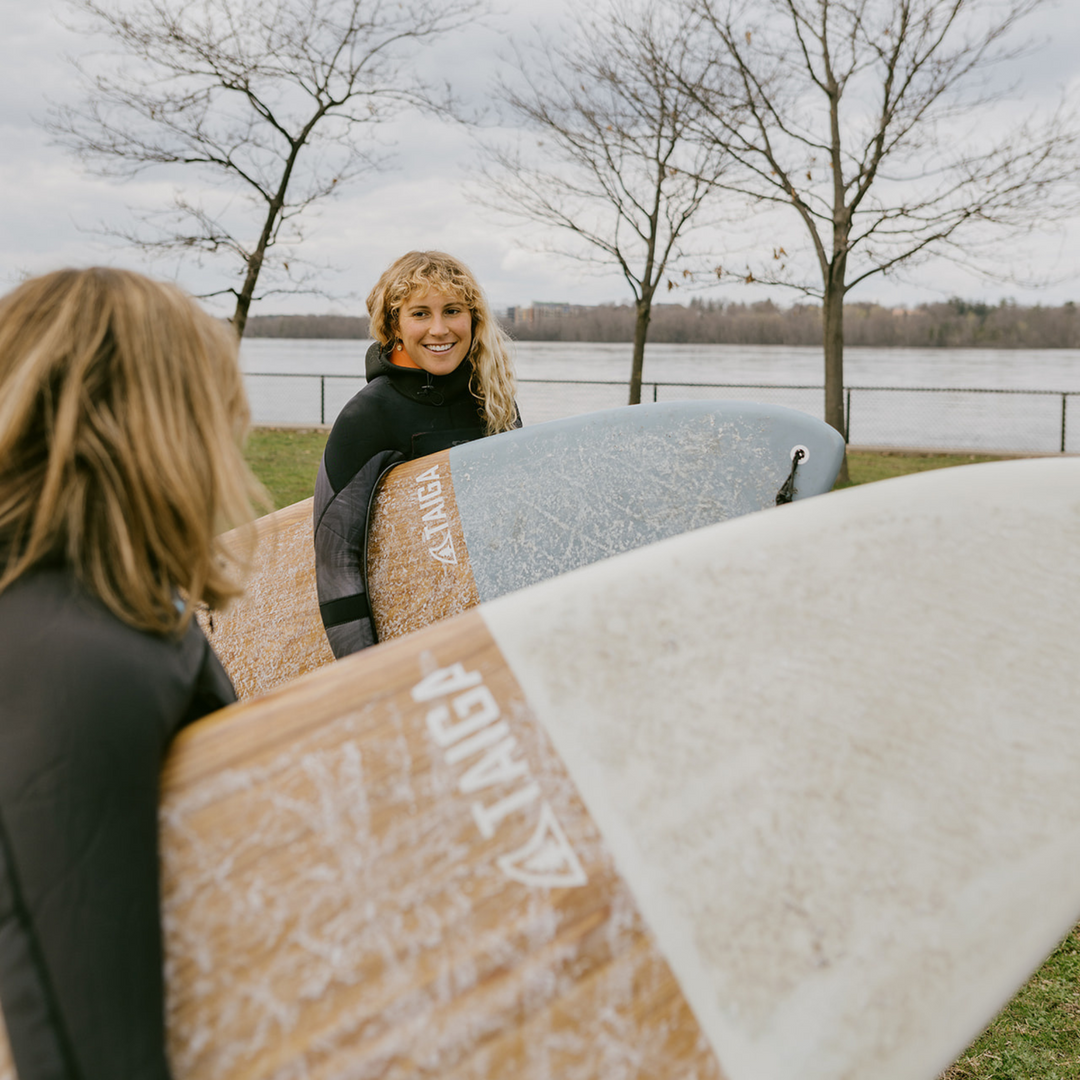 Surfer girl holding the Malibu 7'10'' - SURF BOARD