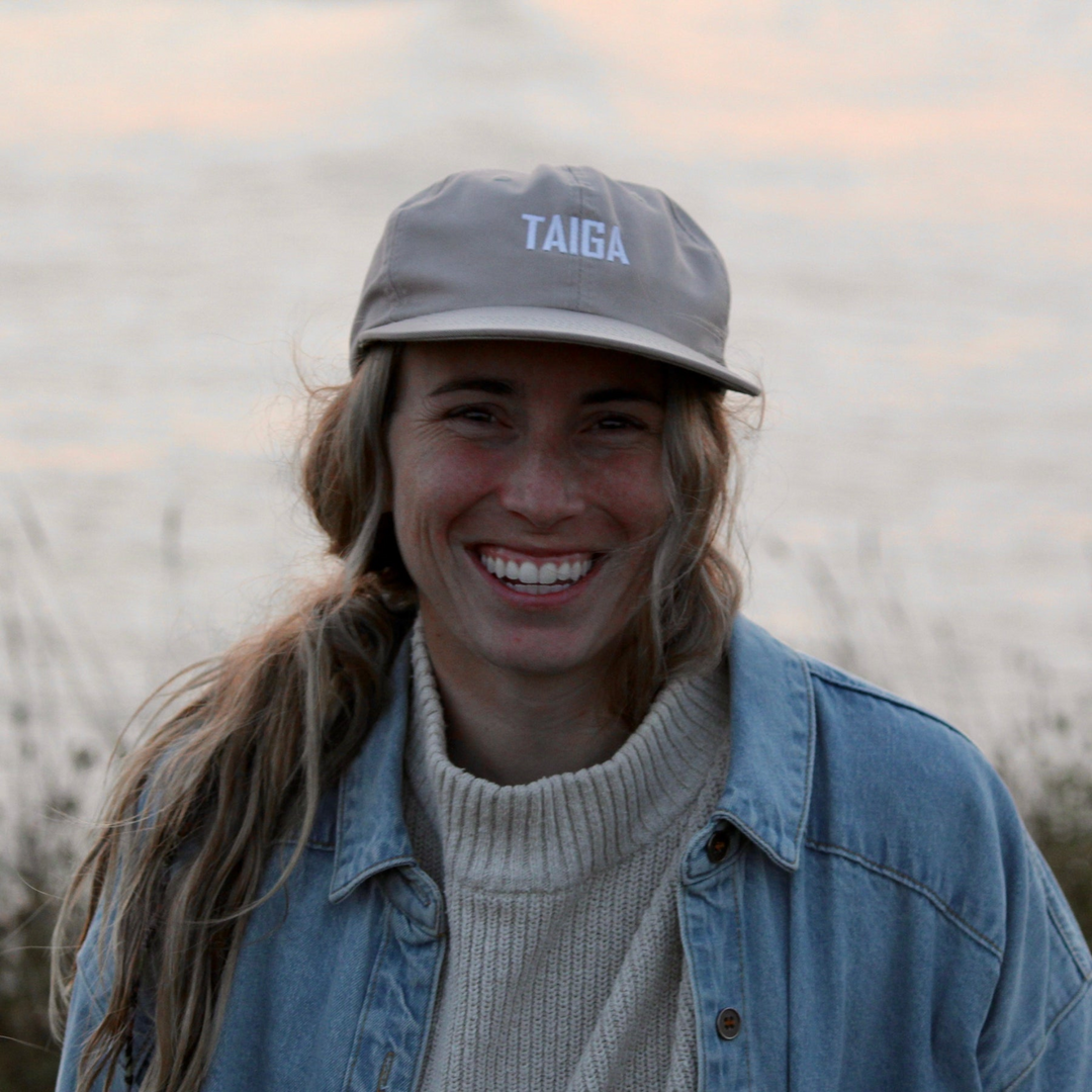 Girl wearing a DAD HAT TAIGA - Beige